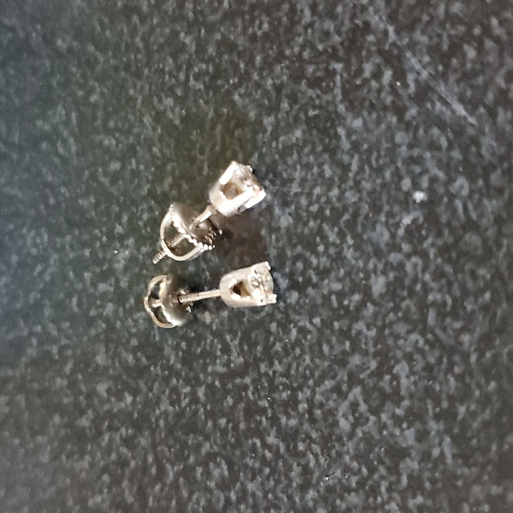 14k White Gold Real Diamond Earrings. SALE WONT LAST‼️